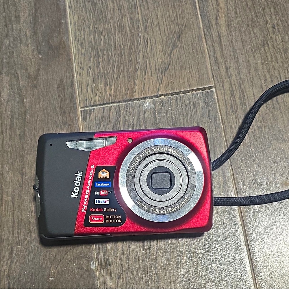 Kodak EasyShare M531 Compact Digital Camera 14MP Red/Black 3x Zoom w/ Pouch